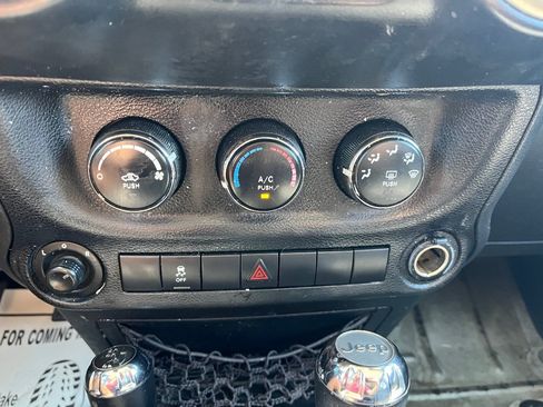 Used 2018 Jeep Wrangler Unlimited Sahara w/ Connectivity Group AWD/4WD image 14