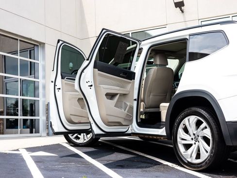 Used 2021 Volkswagen Atlas SE w/ Panoramic Sunroof Package FWD image 17