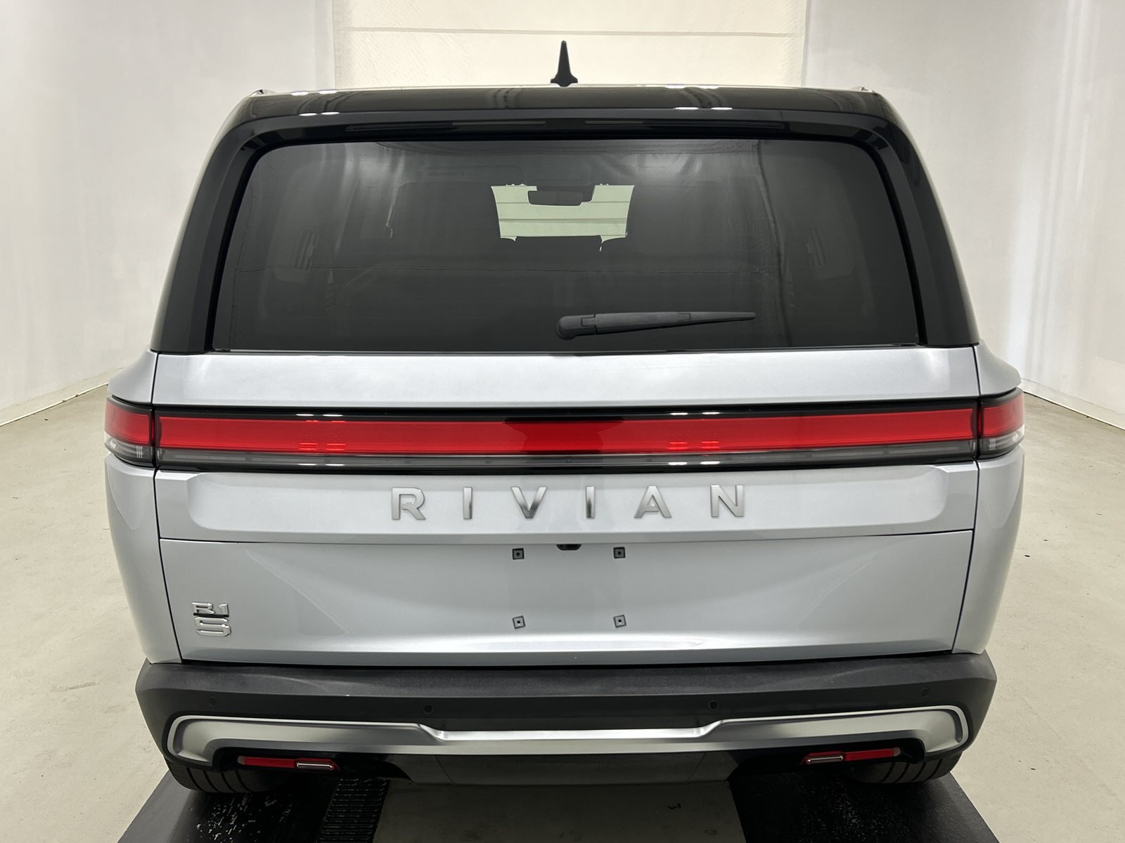 Used 2025 Rivian R1S Adventure Dual AWD/4WD image 4