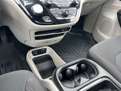 Used 2018 Chrysler Pacifica Touring Plus w/ Tire & Wheel Group image 11