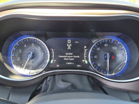Used 2017 Chrysler Pacifica Touring-L Plus w/ Tire & Wheel Group FWD image 27