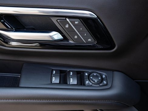 Used 2025 Chevrolet Suburban Z71 w/ Comfort Package image 28