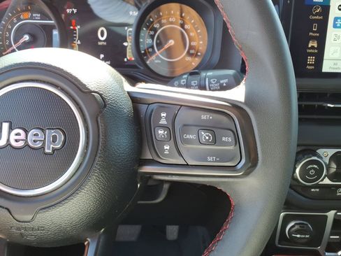 Used 2024 Jeep Wrangler Unlimited Rubicon AWD/4WD image 11