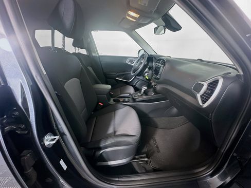 Used 2025 Kia Soul LX w/ LX Technology Package FWD image 30