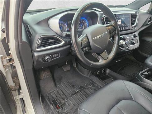 Used 2020 Chrysler Pacifica Touring-L w/ S Appearance Package FWD image 15