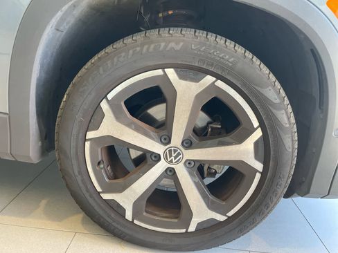 Used 2025 Volkswagen Tiguan SE image 9