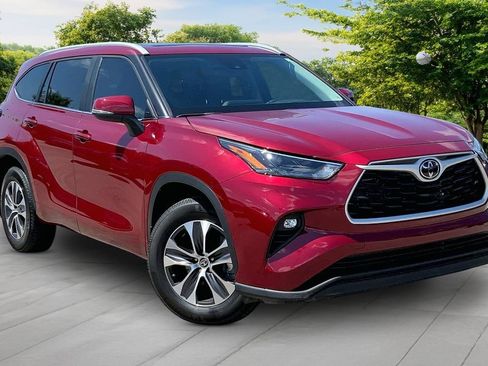 Used 2023 Toyota Highlander XLE AWD/4WD image 3