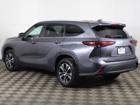 Used 2024 Toyota Highlander XLE AWD/4WD image 10