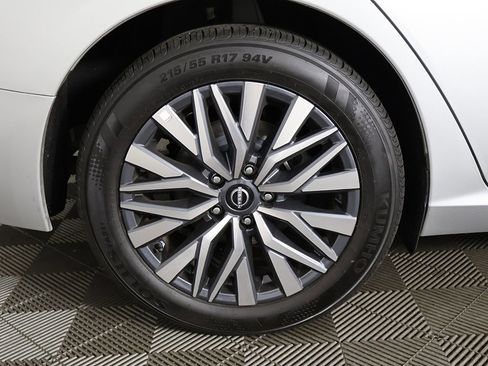Used 2025 Nissan Altima 2.5 SV FWD image 17