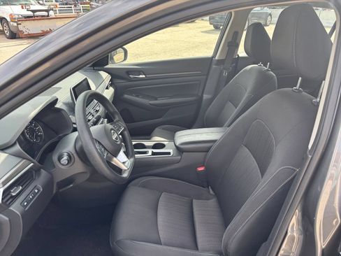 Used 2025 Nissan Altima 2.5 SV FWD image 27