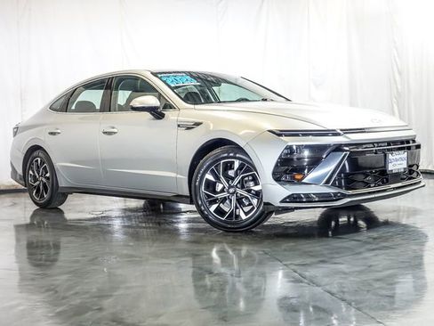 Used 2025 Hyundai Sonata SEL FWD image 2