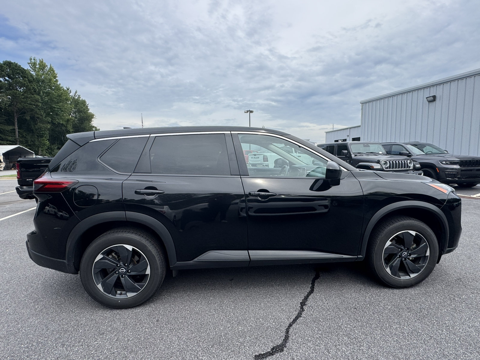 Used 2024 Nissan Rogue SV AWD/4WD image 4