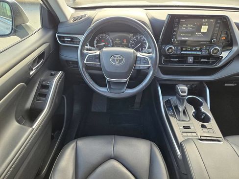 Used 2022 Toyota Highlander XLE AWD/4WD image 12