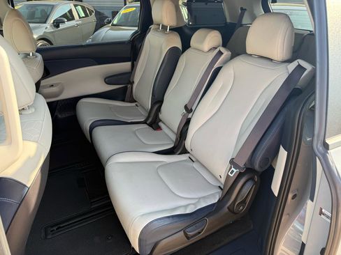 Used 2025 Kia Carnival EX image 17