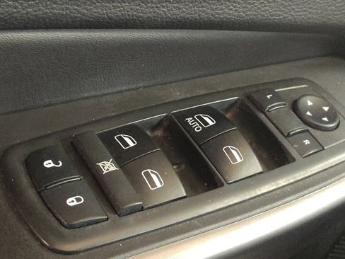 Used 2019 Jeep Cherokee Latitude w/ Cold Weather Group FWD image 27