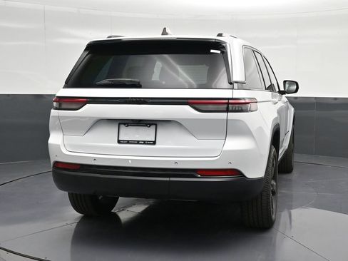 Used 2022 Jeep Grand Cherokee Altitude RWD image 2