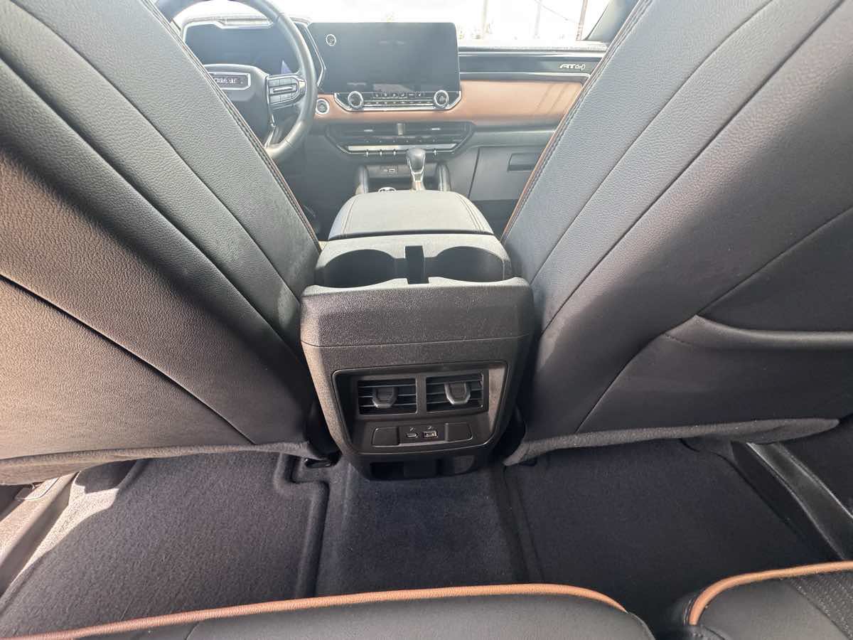 Used 2024 GMC Canyon AT4 w/ Technology Package AWD/4WD image 12