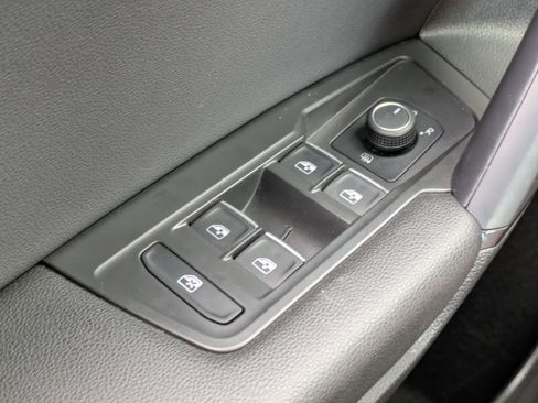 Used 2019 Volkswagen Tiguan SE image 22