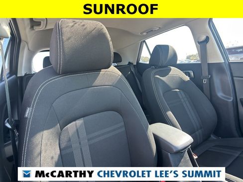 Used 2024 Hyundai Venue SEL image 21