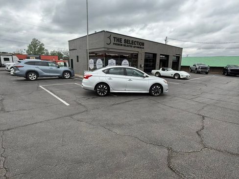 Used 2019 Nissan Sentra SR w/ Exterior Package FWD image 19