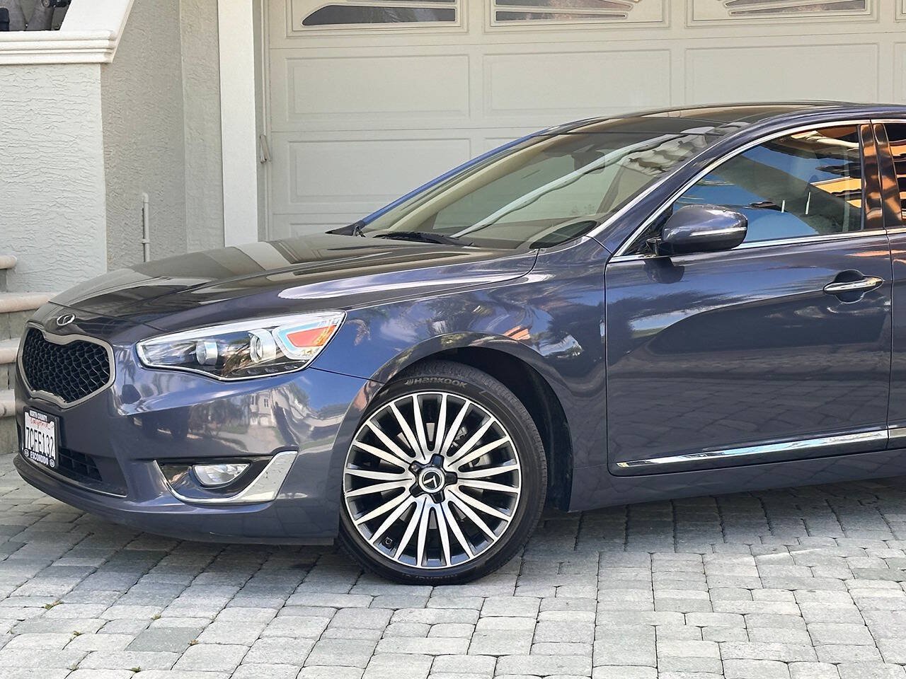 Used 2014 Kia Cadenza Premium w/ Technology Package FWD image 2