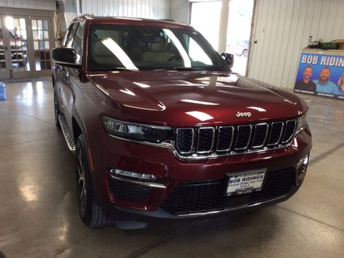 Used 2024 Jeep Grand Cherokee Limited image 8