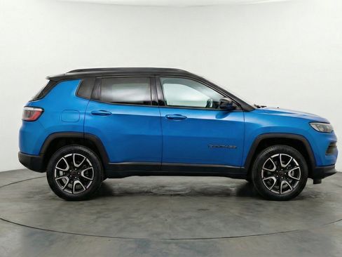 Used 2025 Jeep Compass Trailhawk AWD/4WD image 11