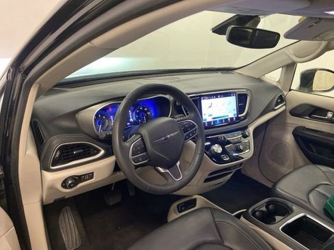 Used 2023 Chrysler Pacifica Touring-L FWD image 8