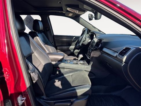 Used 2022 Jeep Grand Cherokee Laredo X image 15