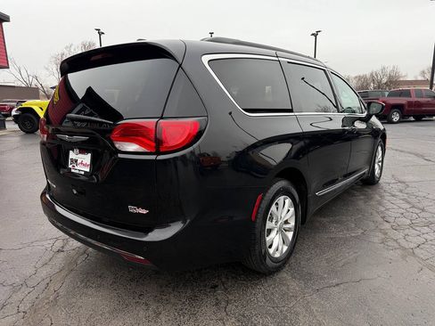 Used 2017 Chrysler Pacifica Touring-L FWD image 7
