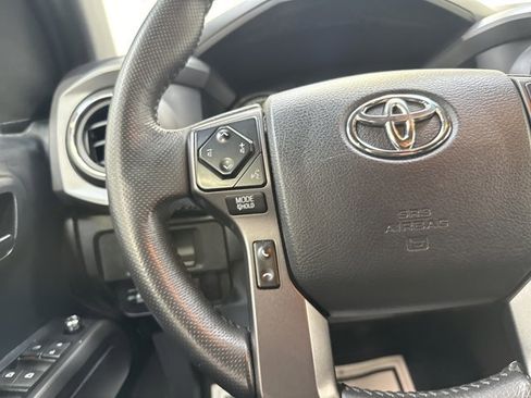 Used 2018 Toyota Tacoma TRD Sport AWD/4WD image 17