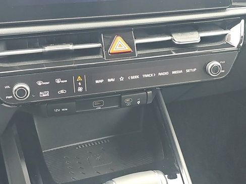 Certified 2024 Kia Niro EX Touring image 23