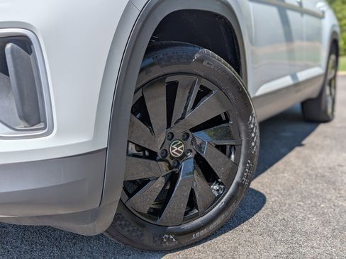 Used 2024 Volkswagen Atlas SE w/ Black Wheel Package image 35