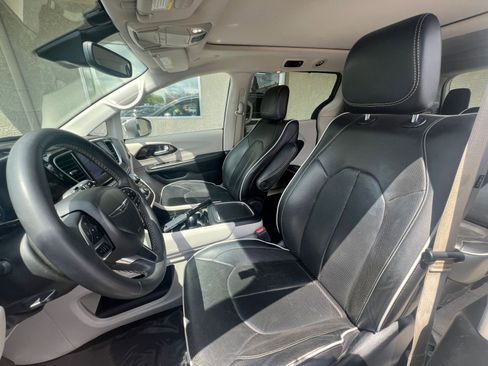 Used 2022 Chrysler Pacifica Limited FWD image 30