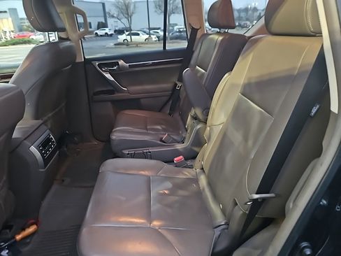Used 2017 Lexus GX 460 image 3