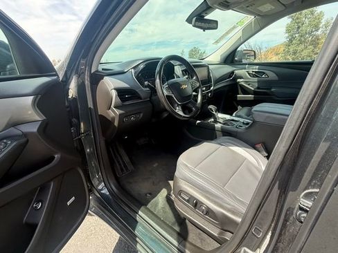 Used 2021 Chevrolet Traverse LT w/ LT Premium Package image 9