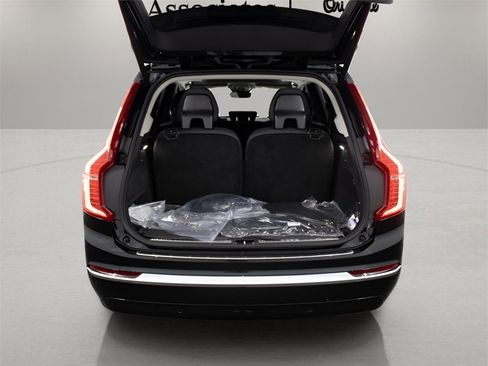 Certified 2025 Volvo XC90 T8 Plus w/ Protection Package Premier image 11