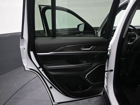 Used 2023 Jeep Grand Cherokee Limited w/ Black Appearance Package image 30