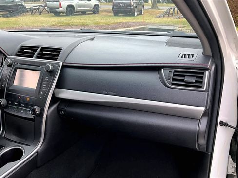 Used 2017 Toyota Camry SE image 17