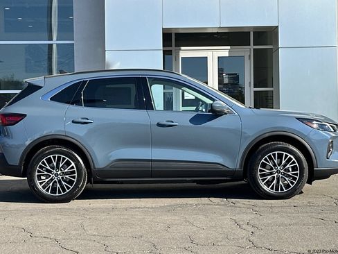 Certified 2025 Ford Escape SE w/ PHEV Premium Package image 3