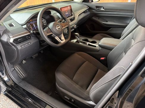 Used 2025 Nissan Altima 2.5 SV FWD image 2