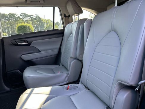 Used 2025 Toyota Highlander XLE FWD image 13