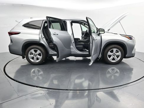 Used 2024 Toyota Highlander LE AWD/4WD image 41