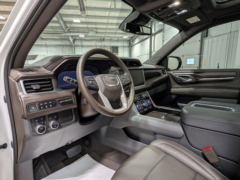 Used 2023 GMC Yukon XL Denali AWD/4WD image 16