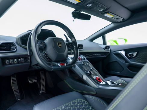 Used 2019 Lamborghini Huracan LP 580-2 RWD image 2