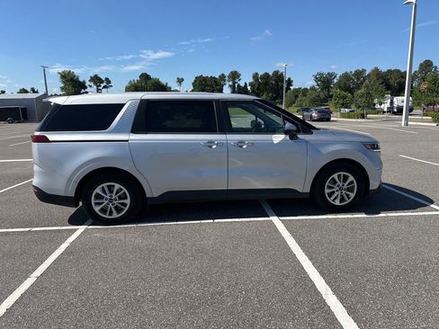 Used 2023 Kia Carnival LX FWD image 4