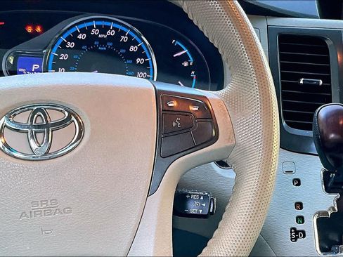 Used 2013 Toyota Sienna XLE FWD image 25