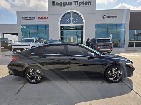 Used 2024 Hyundai Elantra SEL w/ Convenience Package image 2