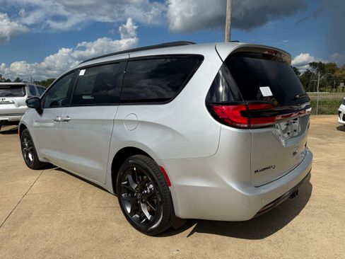 New 2026 Chrysler Pacifica Limited w/ Uconnect Theater Family Group AWD/4WD image 5