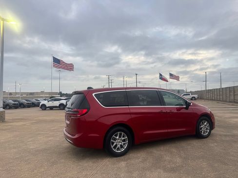 Used 2025 Chrysler Pacifica Select FWD image 21